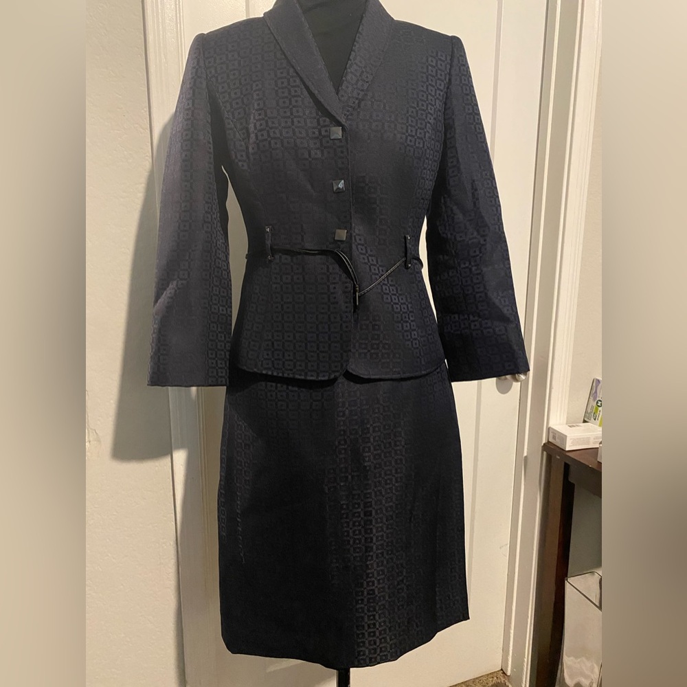 Beautiful suit, worn 2x, basically new